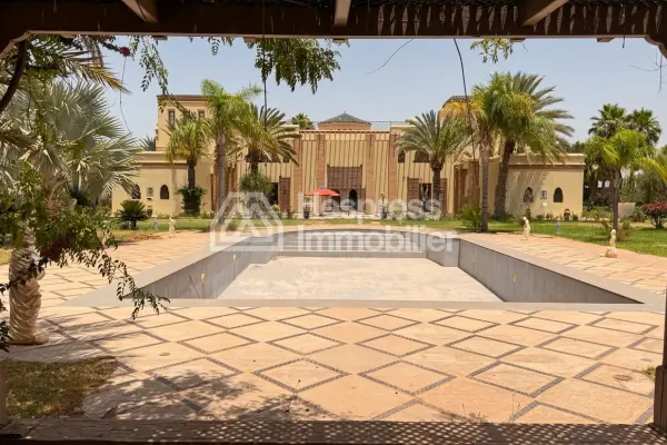 Find furnished prestige villa of 1300m2 on 14000 m2