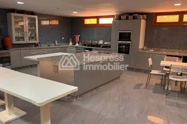 Find furnished prestige villa of 1300m2 on 14000 m2