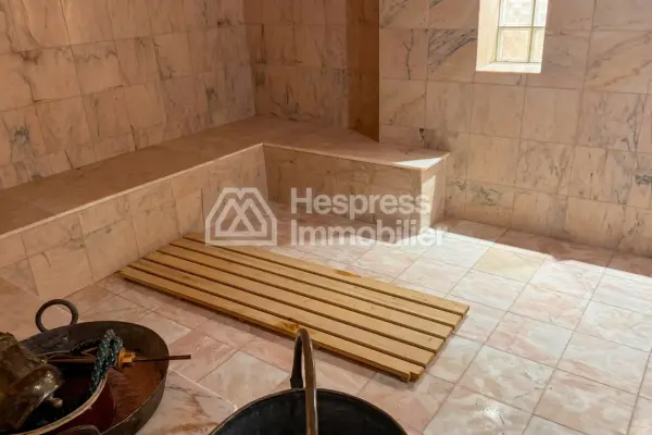 Find furnished prestige villa of 1300m2 on 14000 m2