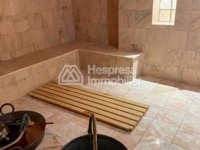 Find furnished prestige villa of 1300m2 on 14000 m2