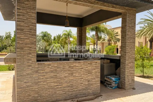 Find furnished prestige villa of 1300m2 on 14000 m2