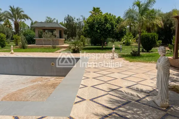 Find furnished prestige villa of 1300m2 on 14000 m2