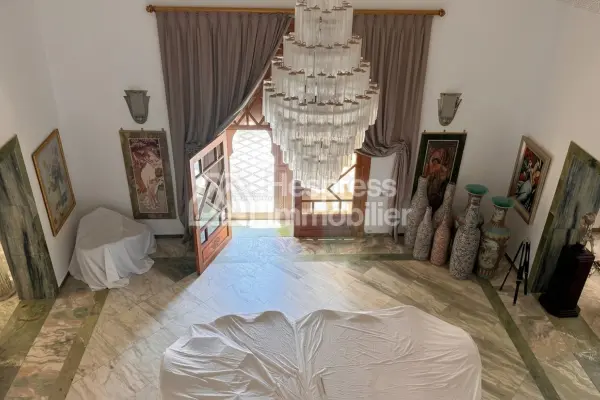 Find furnished prestige villa of 1300m2 on 14000 m2