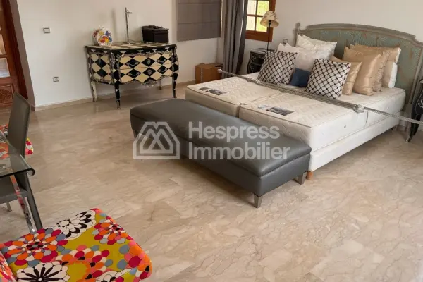 Find furnished prestige villa of 1300m2 on 14000 m2