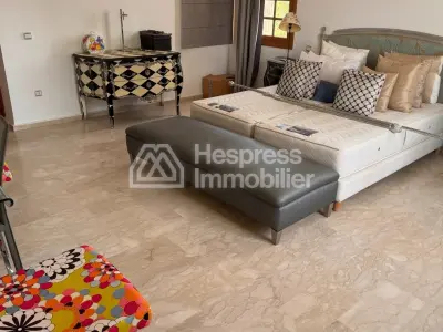 Find furnished prestige villa of 1300m2 on 14000 m2