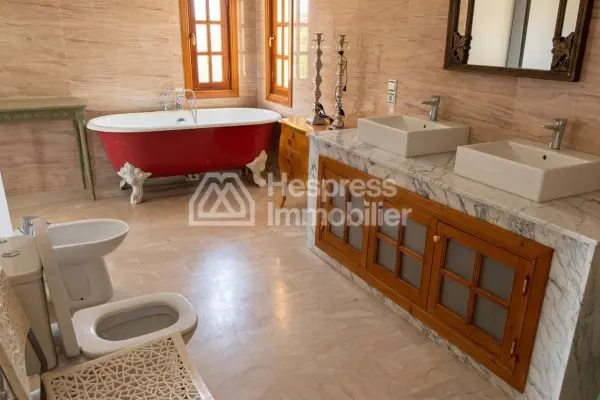 Find furnished prestige villa of 1300m2 on 14000 m2