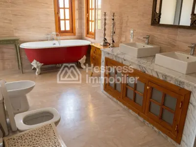 Find furnished prestige villa of 1300m2 on 14000 m2