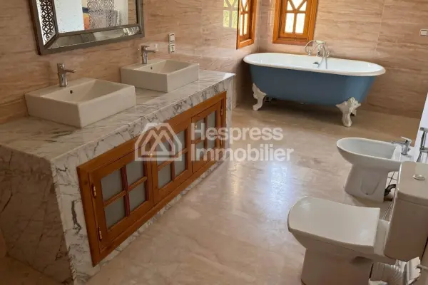 Find furnished prestige villa of 1300m2 on 14000 m2