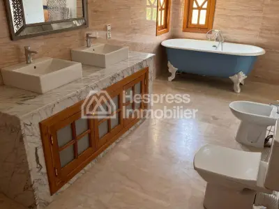 Find furnished prestige villa of 1300m2 on 14000 m2