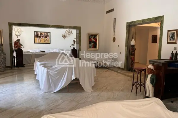 Find furnished prestige villa of 1300m2 on 14000 m2