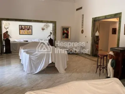 Find furnished prestige villa of 1300m2 on 14000 m2
