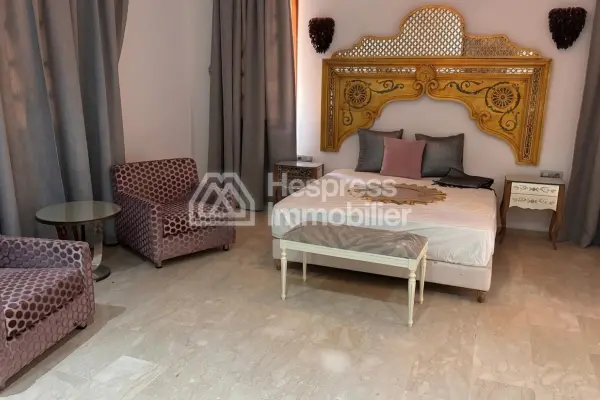 Find furnished prestige villa of 1300m2 on 14000 m2