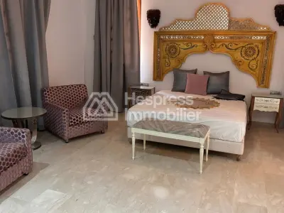 Find furnished prestige villa of 1300m2 on 14000 m2