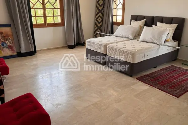 Find furnished prestige villa of 1300m2 on 14000 m2
