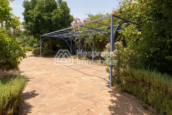 Find furnished prestige villa of 1300m2 on 14000 m2