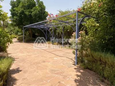 Find furnished prestige villa of 1300m2 on 14000 m2