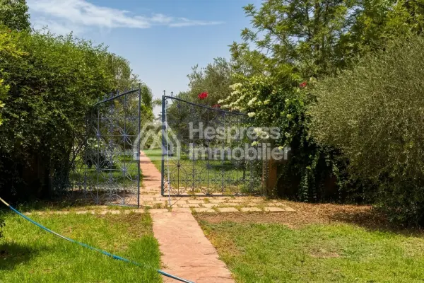 Find furnished prestige villa of 1300m2 on 14000 m2
