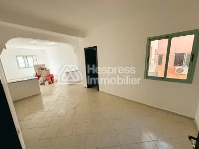 شقة من 3 غرف نوم مع غرفة معيشة، مساحتها 87 مترًا مربعًا، بالقرب من سوبر ماركت سوب دي كو