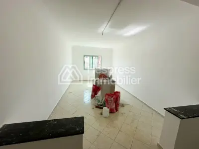 شقة من 3 غرف نوم مع غرفة معيشة، مساحتها 87 مترًا مربعًا، بالقرب من سوبر ماركت سوب دي كو