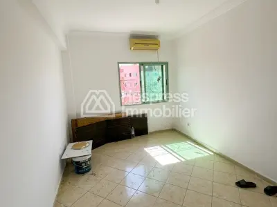 شقة من 3 غرف نوم مع غرفة معيشة، مساحتها 87 مترًا مربعًا، بالقرب من سوبر ماركت سوب دي كو