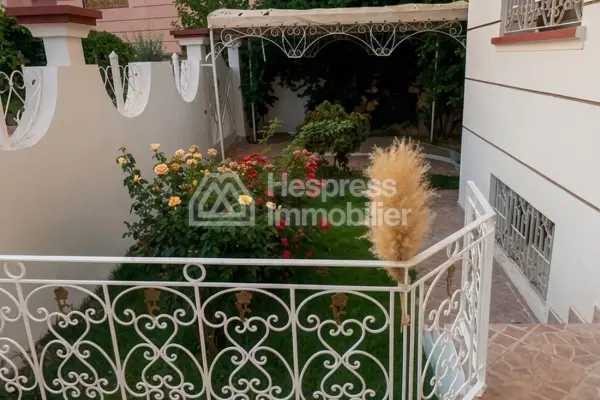 فيلا مساحتها 371 مترًا مربعًا في حي الفردوس بالقرب من كلية العراكي