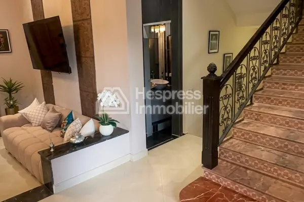 فيلا مساحتها 371 مترًا مربعًا في حي الفردوس بالقرب من كلية العراكي