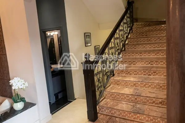 فيلا مساحتها 371 مترًا مربعًا في حي الفردوس بالقرب من كلية العراكي