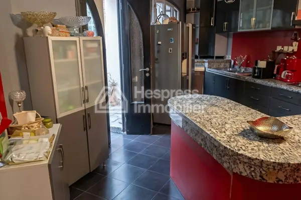 فيلا مساحتها 371 مترًا مربعًا في حي الفردوس بالقرب من كلية العراكي