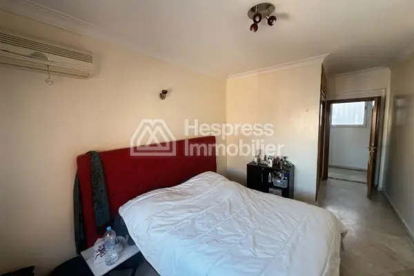 شقة مفروشة مكونة من 3 غرف نوم وغرفة معيشة وحمامين بالقرب من الهلالي في جليز