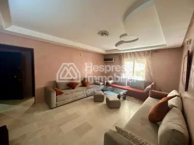استوديو مفروش مع فناءين جليز بالقرب من فندق كبير