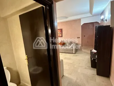 استوديو مفروش مع فناءين جليز بالقرب من فندق كبير