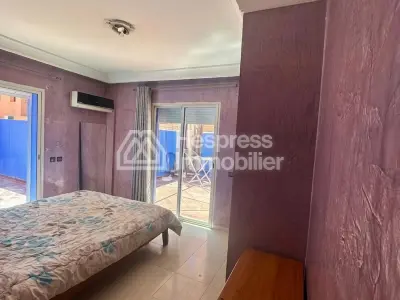 استوديو مفروش مع فناءين جليز بالقرب من فندق كبير