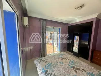 استوديو مفروش مع فناءين جليز بالقرب من فندق كبير