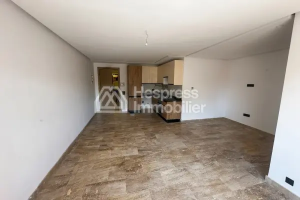 شقة بثلاث شرفات في وسط جليز إيدن كاري