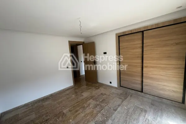 شقة بثلاث شرفات في وسط جليز إيدن كاري