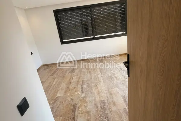 شقة بثلاث شرفات في وسط جليز إيدن كاري