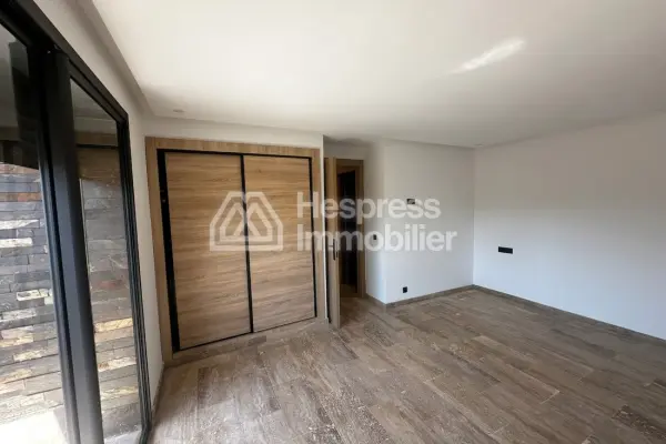 شقة بثلاث شرفات في وسط جليز إيدن كاري
