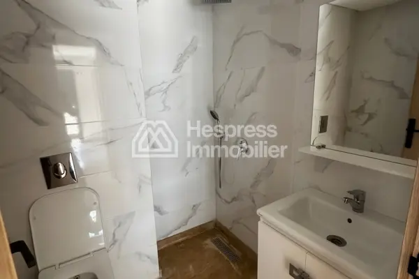 شقة بثلاث شرفات في وسط جليز إيدن كاري