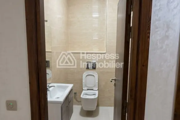 شقة عصرية رائعة مع تراس