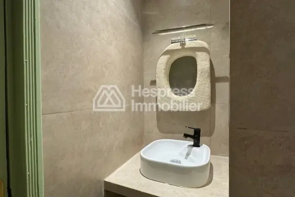 شقة حديثة مُجددة للإيجار على الطريق المؤدي إلى الدار البيضاء