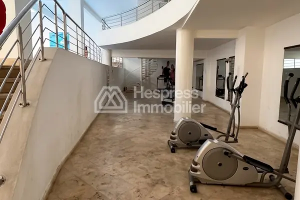شقة للبيع في جليز مع مسبح