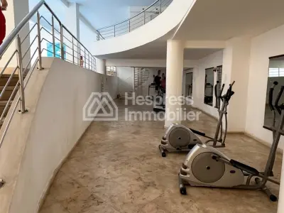 شقة للبيع في جليز مع مسبح