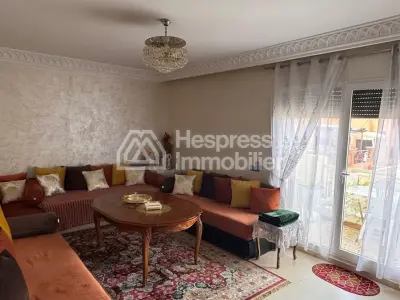 شقة للبيع في جليز مع مسبح
