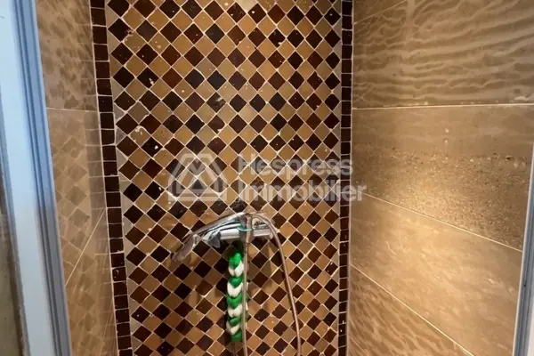 شقة للبيع في جليز مع مسبح