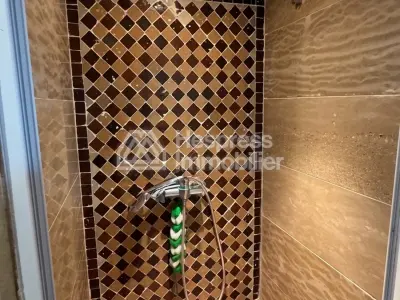 شقة للبيع في جليز مع مسبح