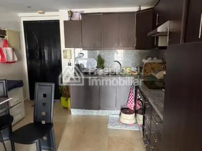 شقة للبيع في جليز مع مسبح