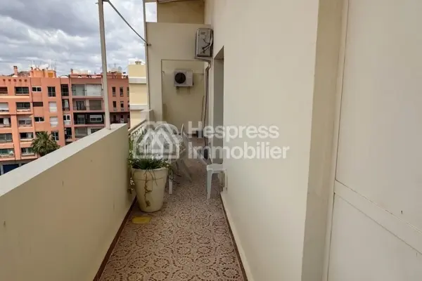 شقة للبيع في جليز مع مسبح