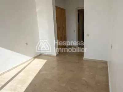 شقة غير مفروشة في قلب حي جليز