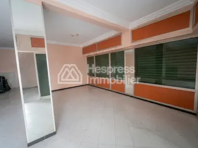 محل تجاري مع مرآب للإيجار - مسيرة