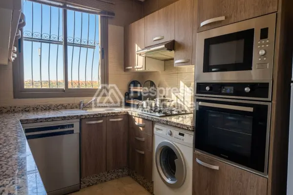 Luxury residence with swimming pool near the train station
